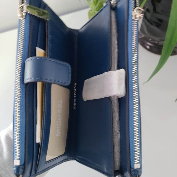 Michael Kors Jet Set Wallet - Picture 4 of 7